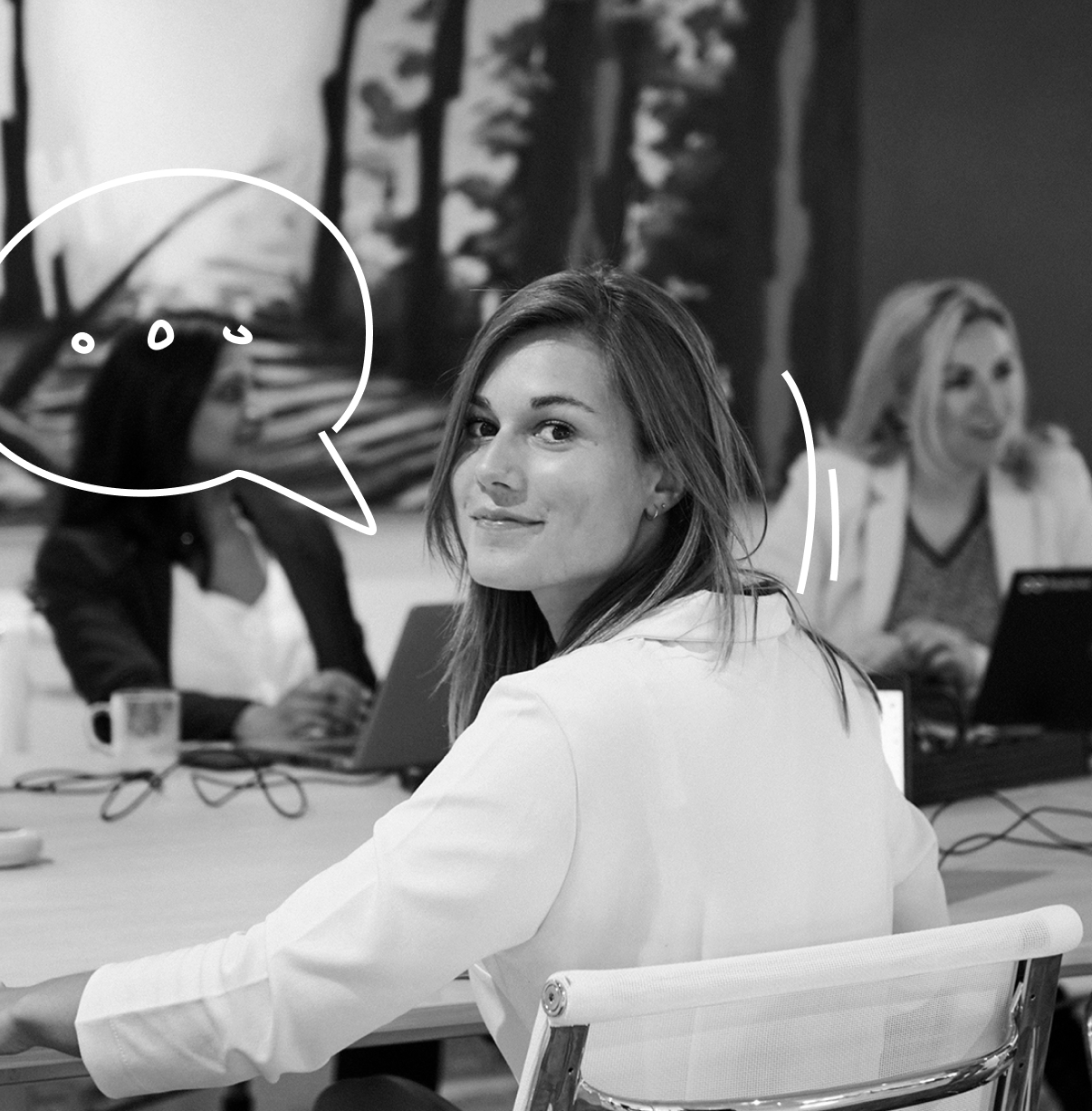 Vriendelijke collega die over haar schouder meekijkt