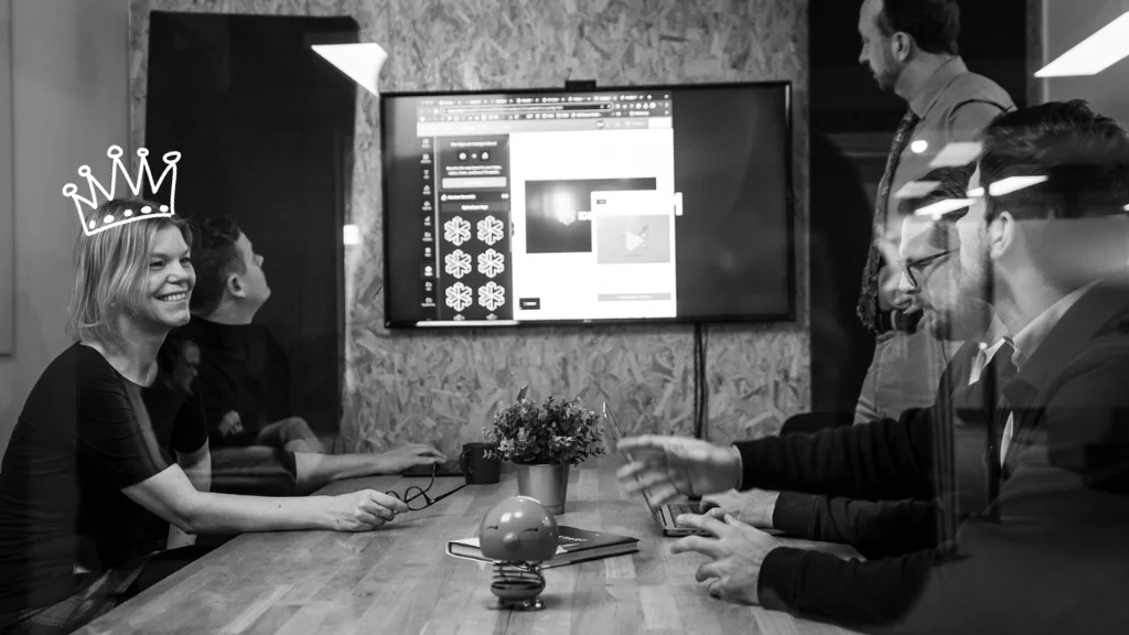 De koningin van de directiekamer verspreidt vreugde met haar glimlach