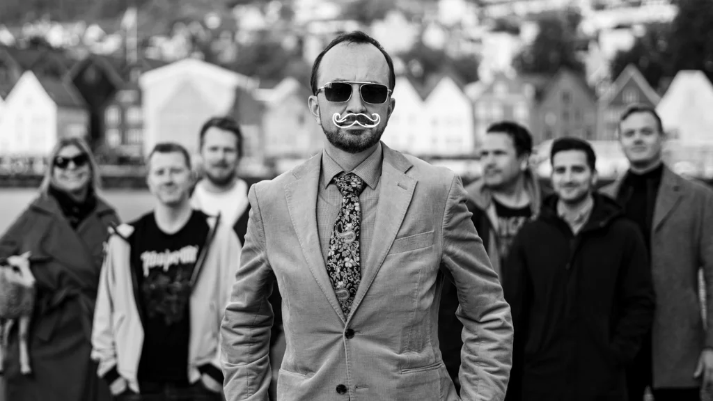 De gebruikelijke snorren voor Bryggen in Bergen